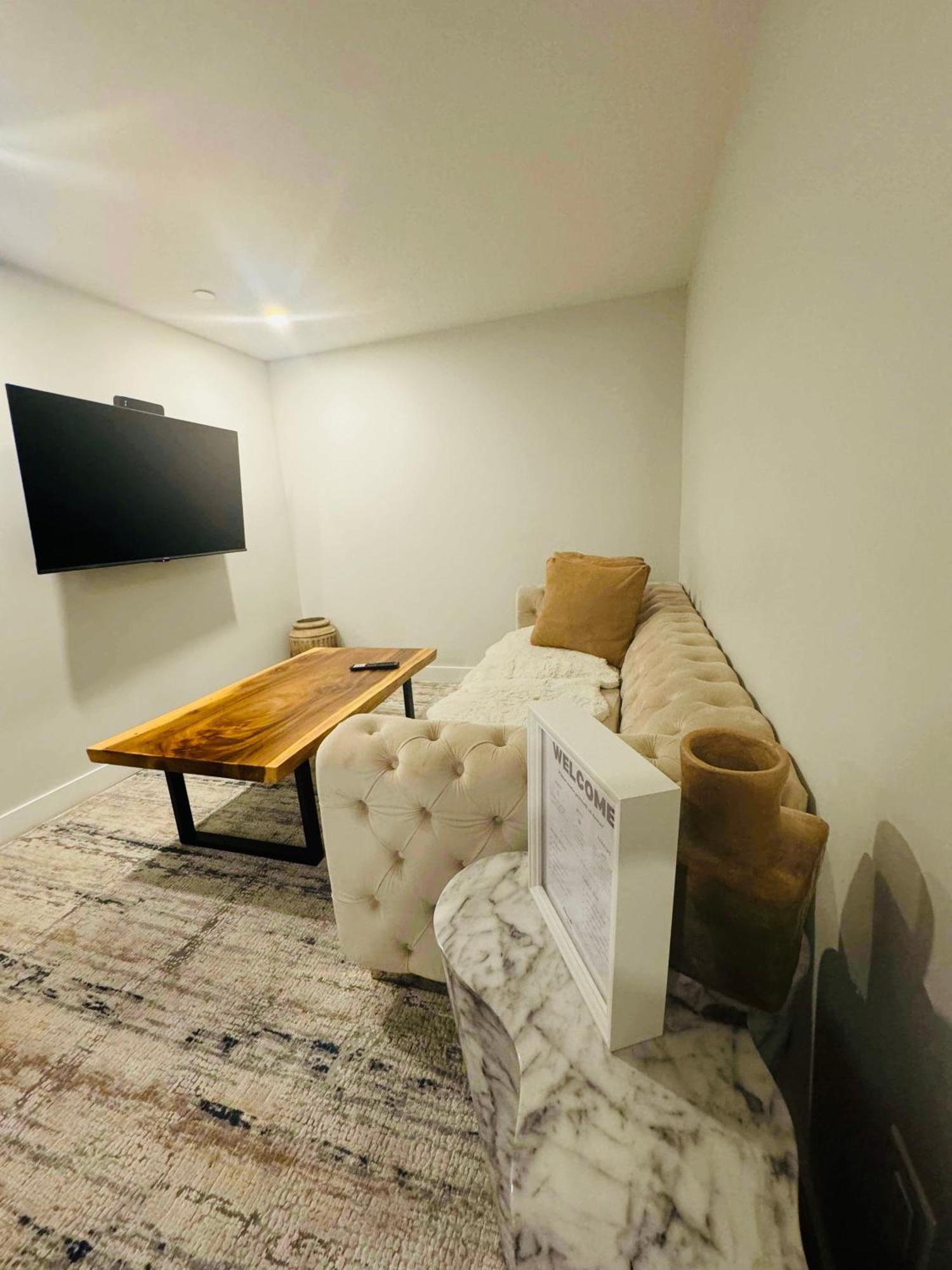Comfy Neutral Living Free Parking *
