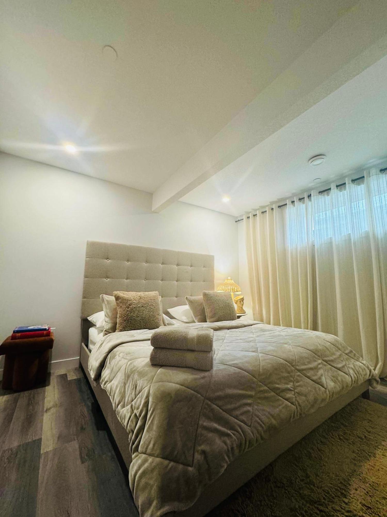 Comfy Neutral Living Free Parking