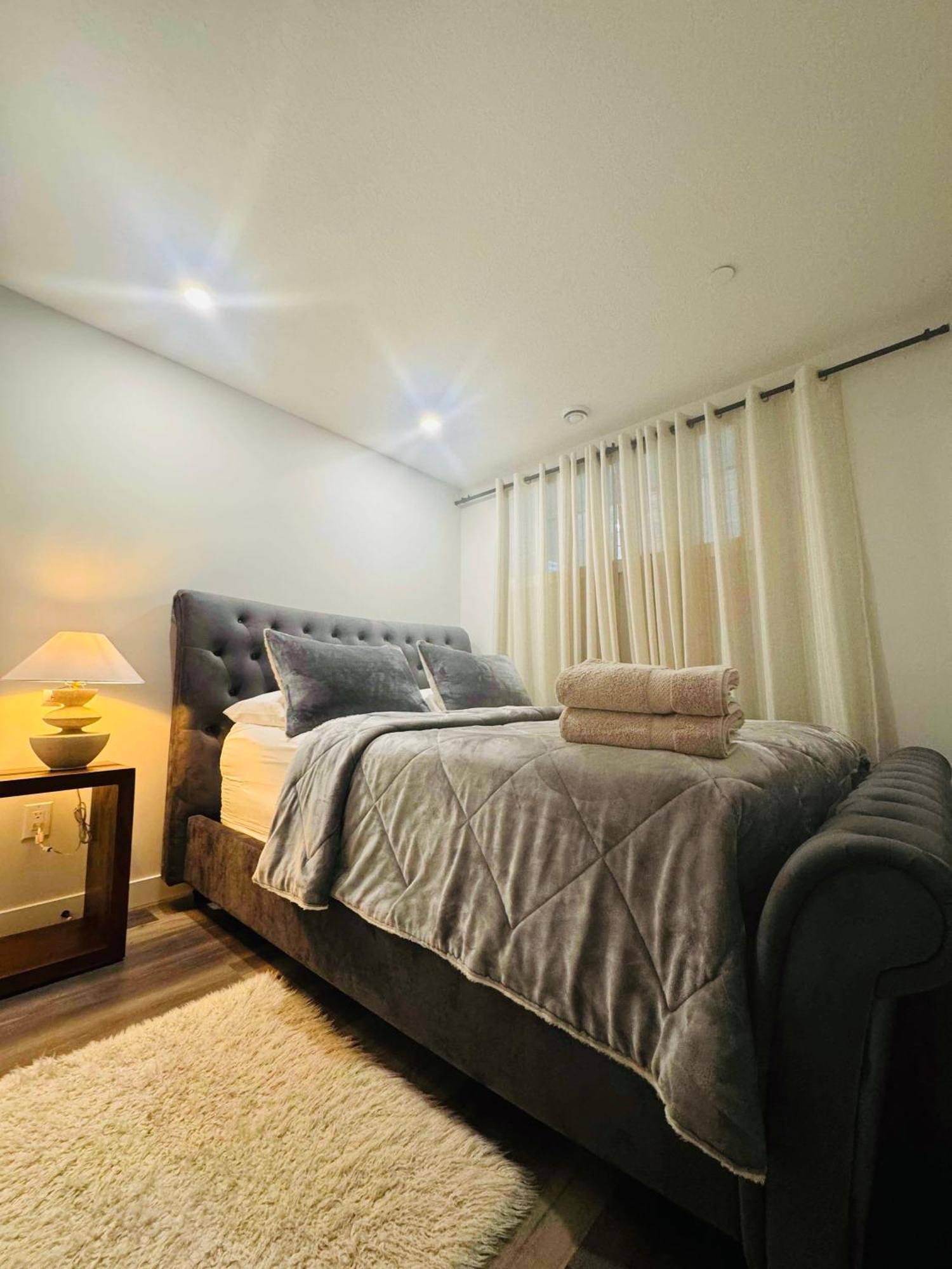 Comfy Neutral Living Free Parking Holiday home *