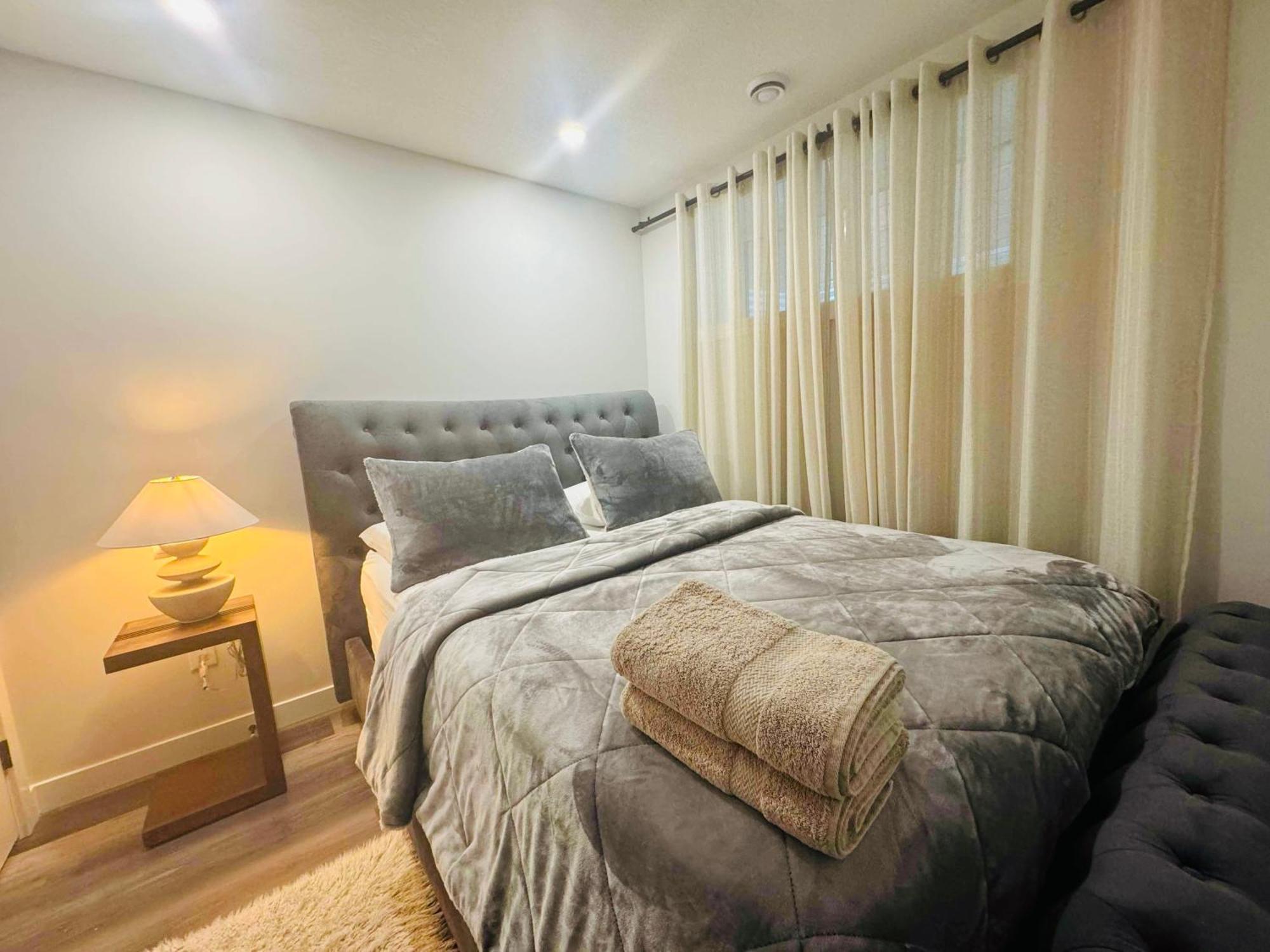 Comfy Neutral Living Free Parking Holiday home Calgary